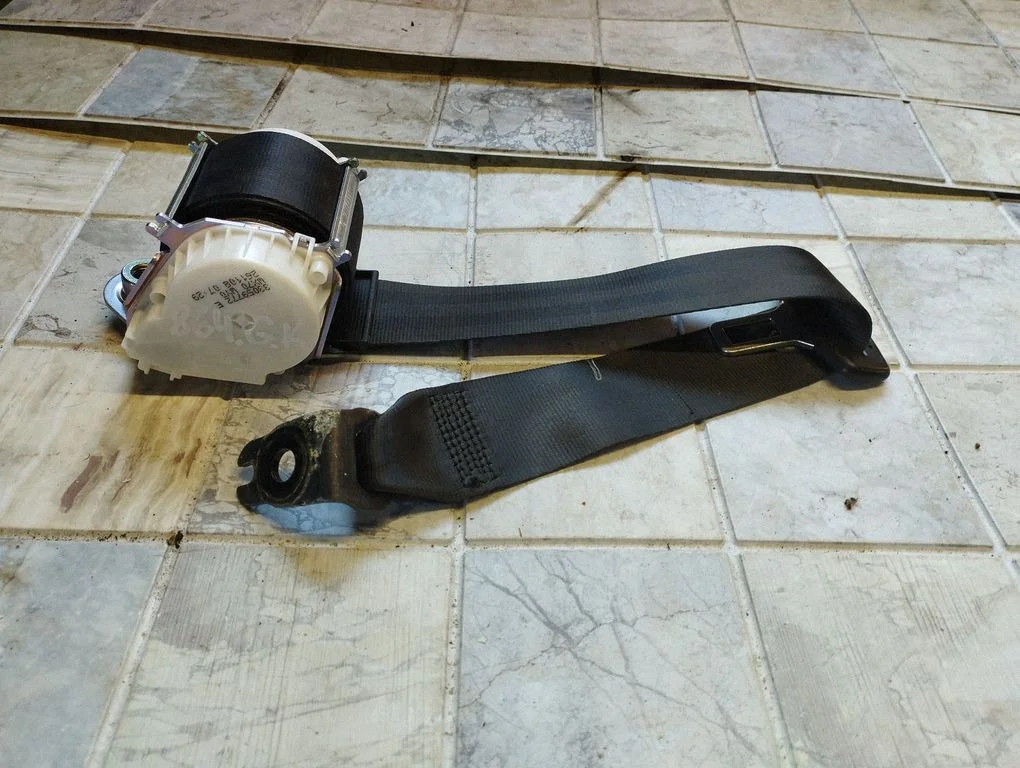 Rear seatbelt 33059772E