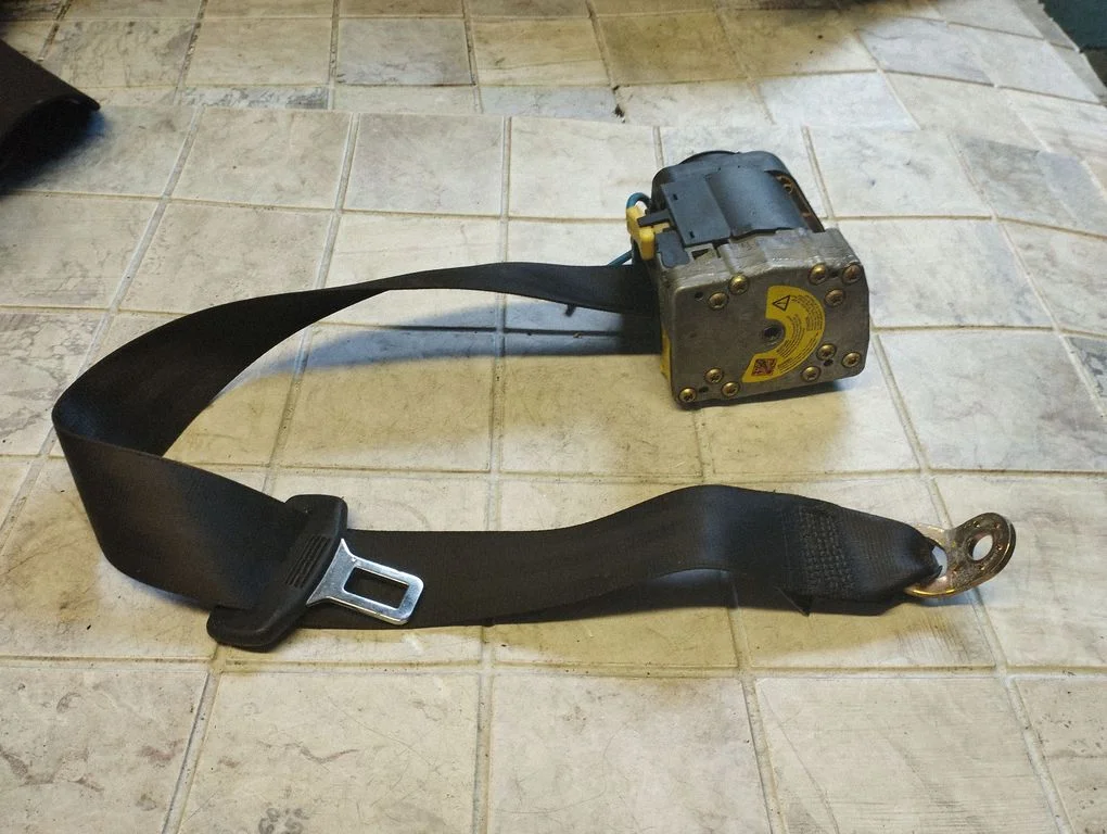 Rear seatbelt 00067250C