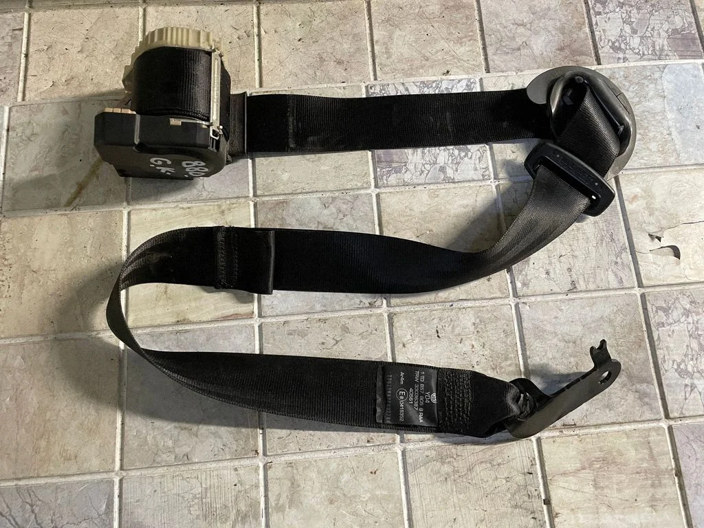 Rear seatbelt 40561