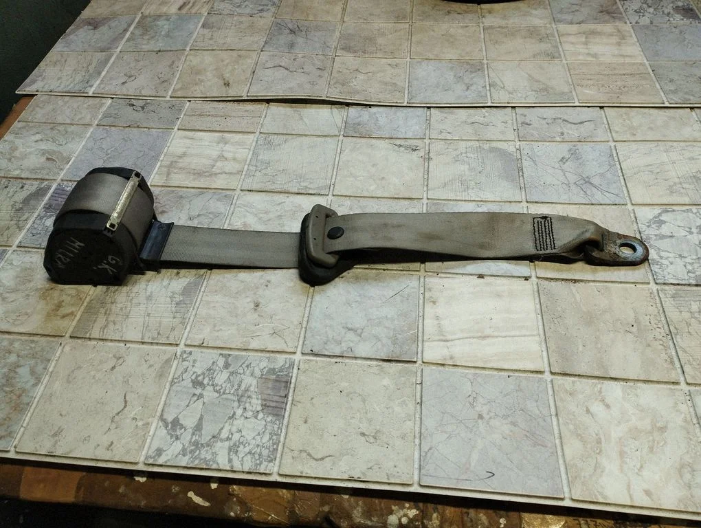 Rear seatbelt 33028575