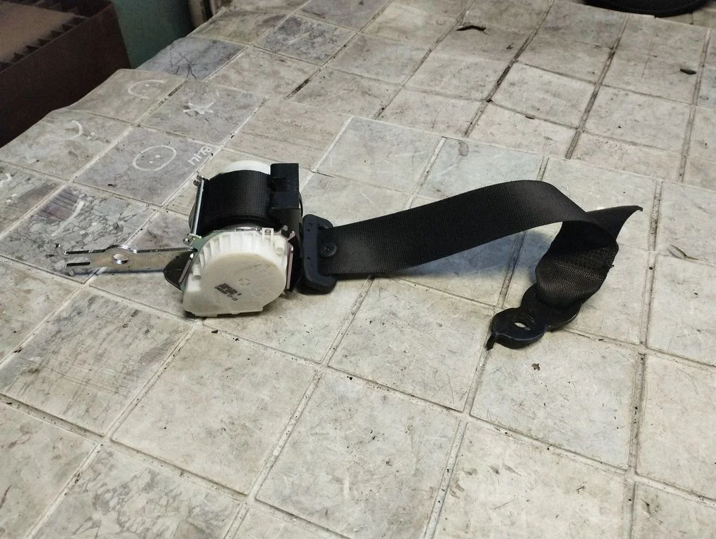 Rear seatbelt 33061254B