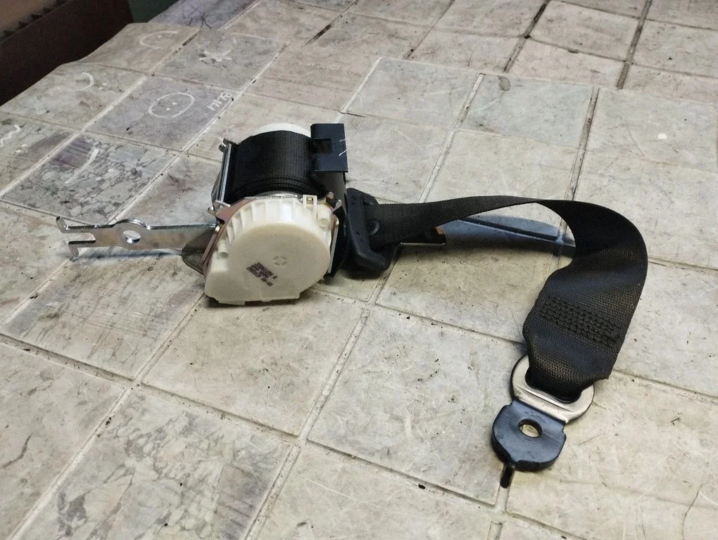 Rear seatbelt 33061254B
