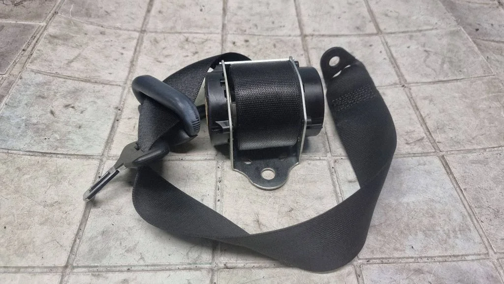 Pas bezpieczeństwa tylny MN108300XB