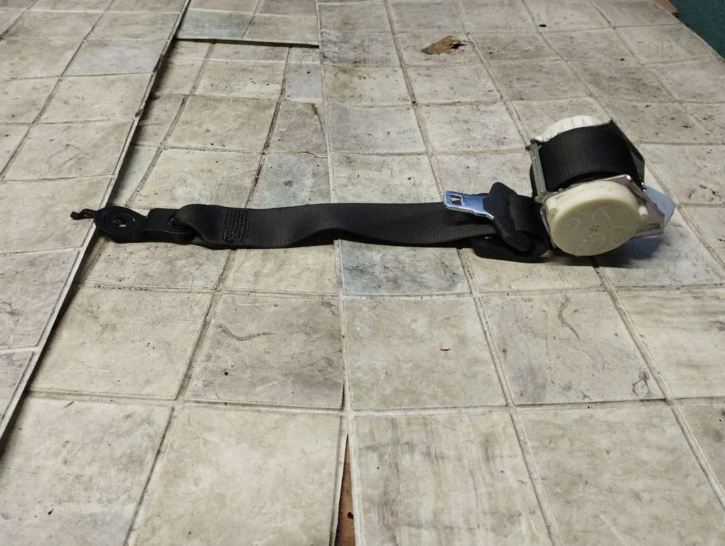 Rear seatbelt 33053983A