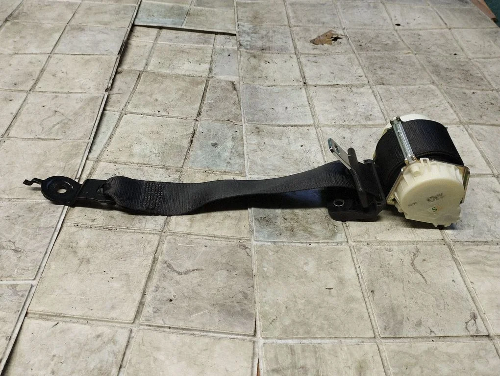 Rear seatbelt 33048191