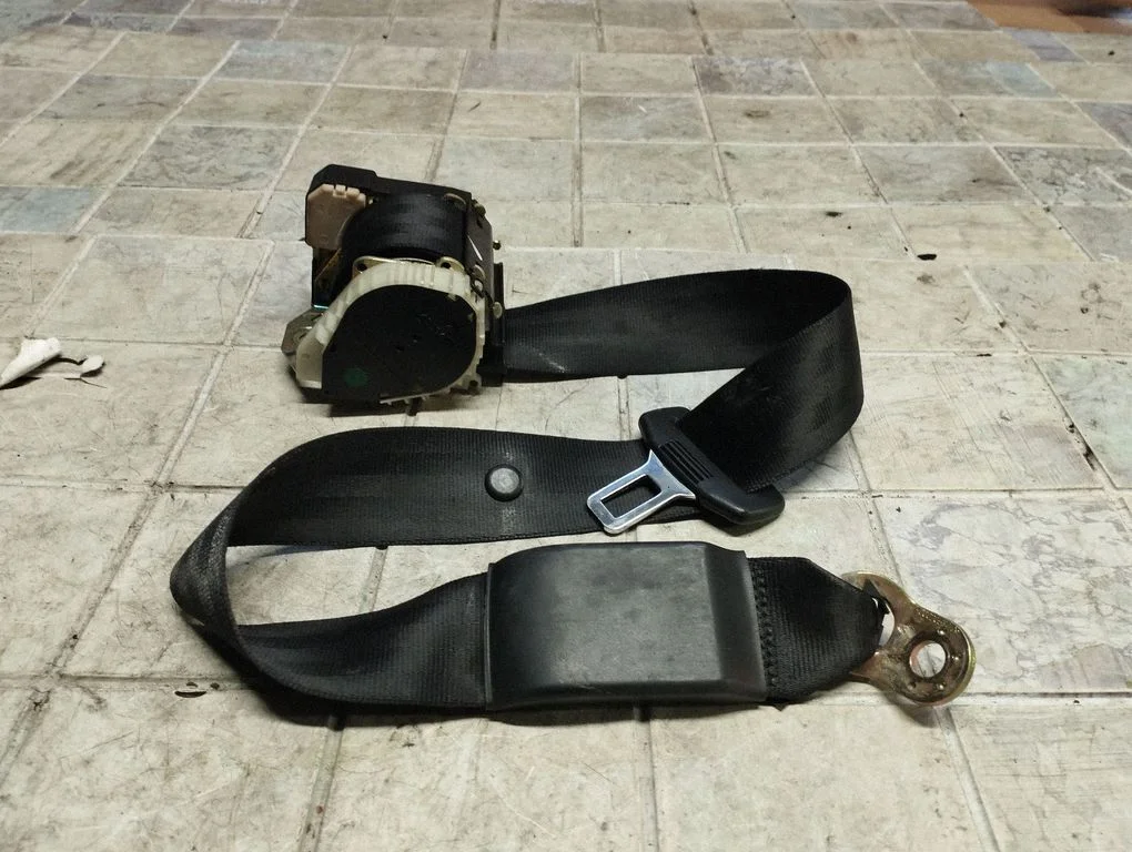Rear seatbelt