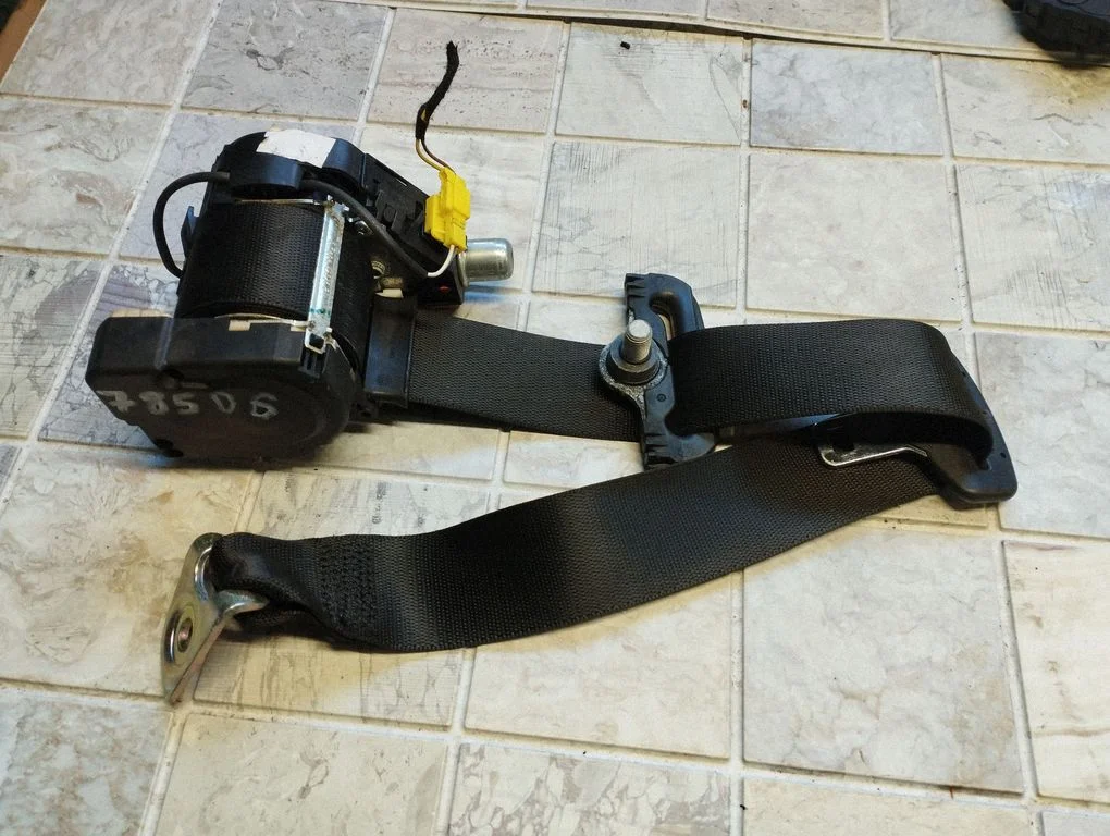 Rear seatbelt 33014052