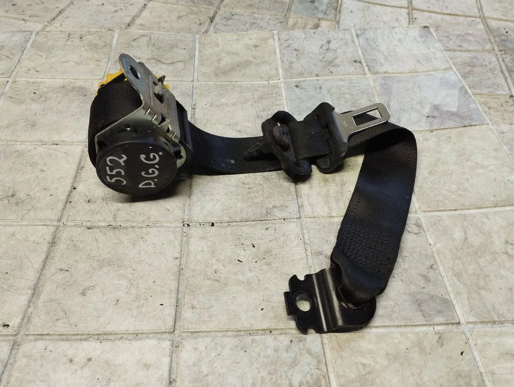 Rear seatbelt – rear right