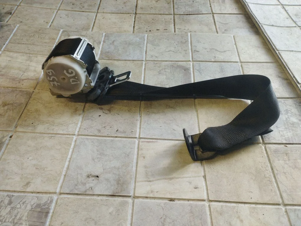 Rear seatbelt 13198578N