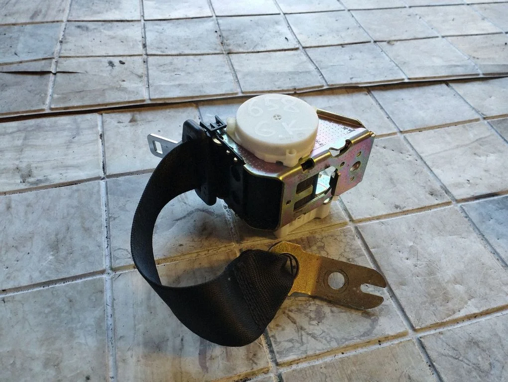Rear seatbelt 33040666A