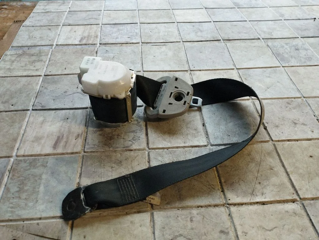 Rear seatbelt – Toyota Corolla Verso AR10 (2004-2009)