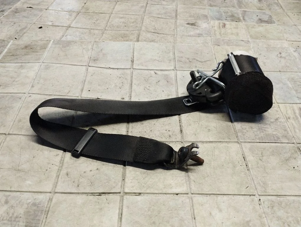 Aizmugurējā drošības josta 611B69G