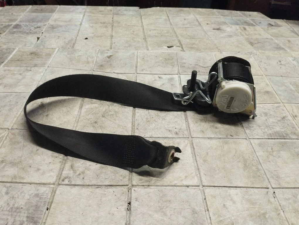 Aizmugurējā drošības josta 611B68M