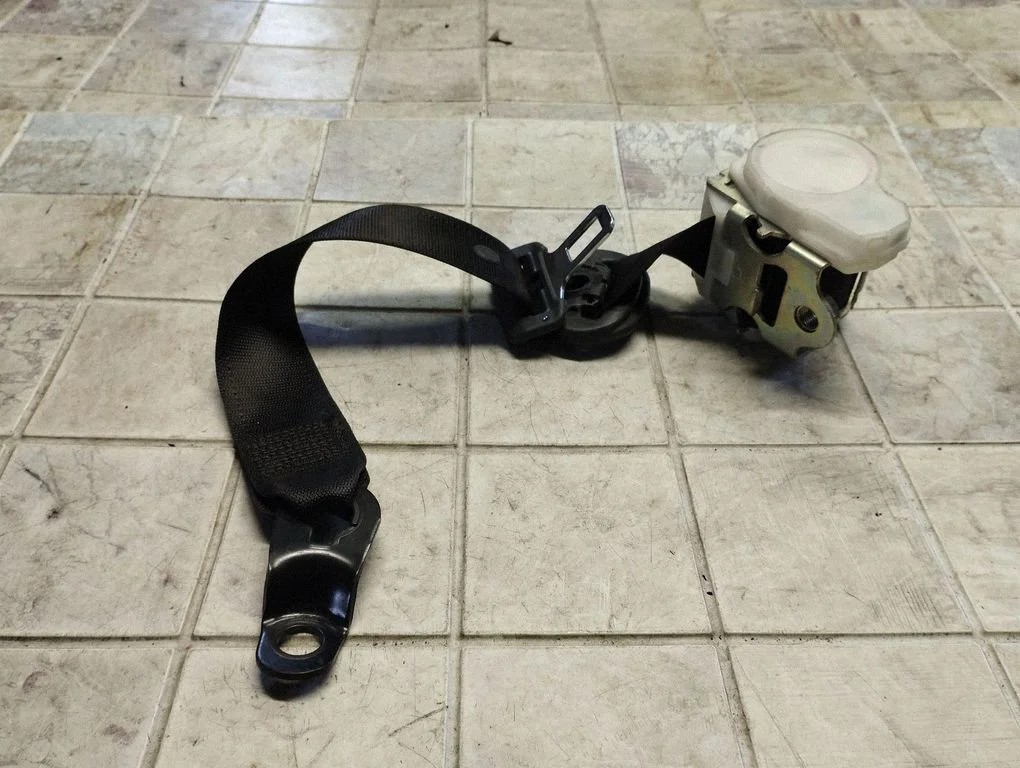 Rear seatbelt 041039