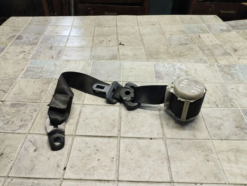 Rear seatbelt 041039