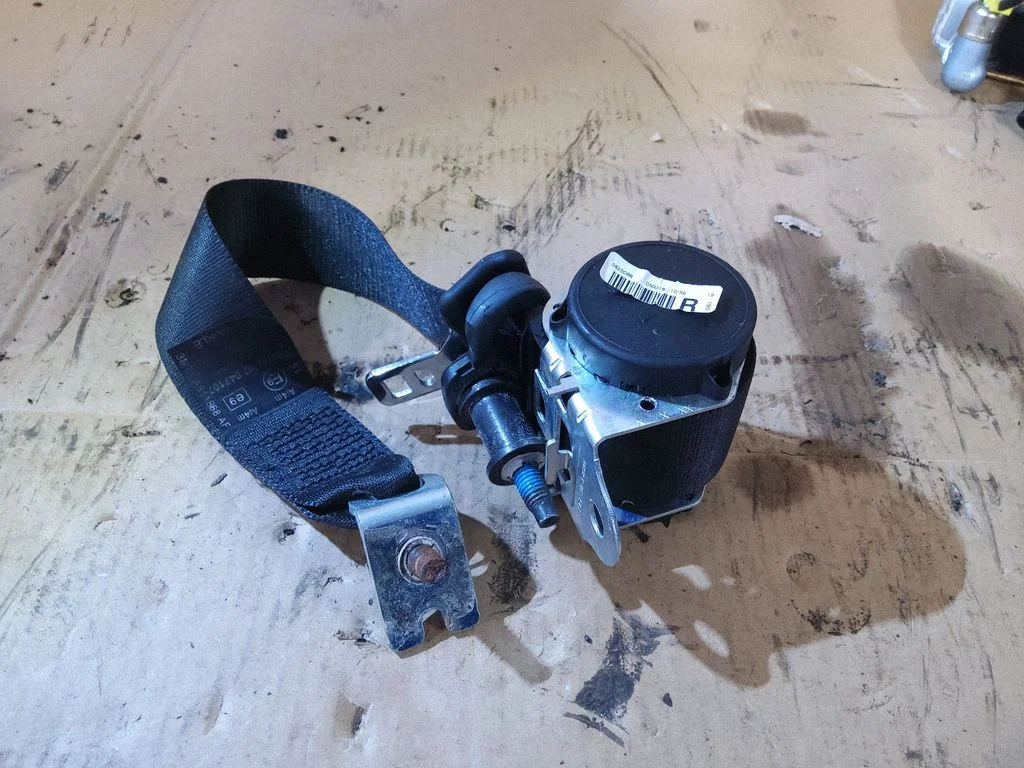 Tagumine turvavöö T4X9AKLE