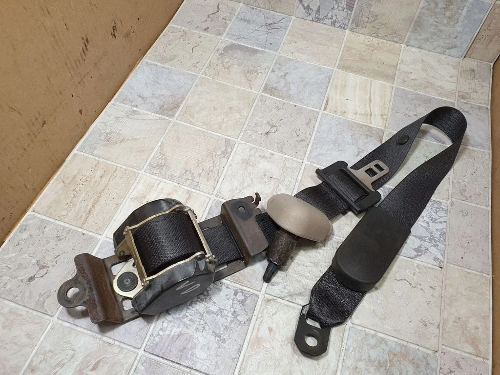 Tagumine turvavöö 684400E
