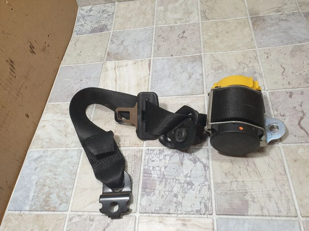 Rear seatbelt G4303A