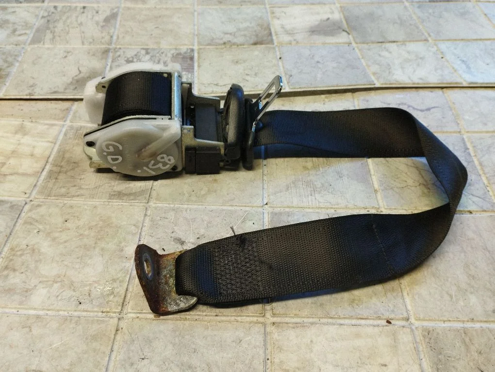 Rear seatbelt – Opel Omega B2 (1999-2003)