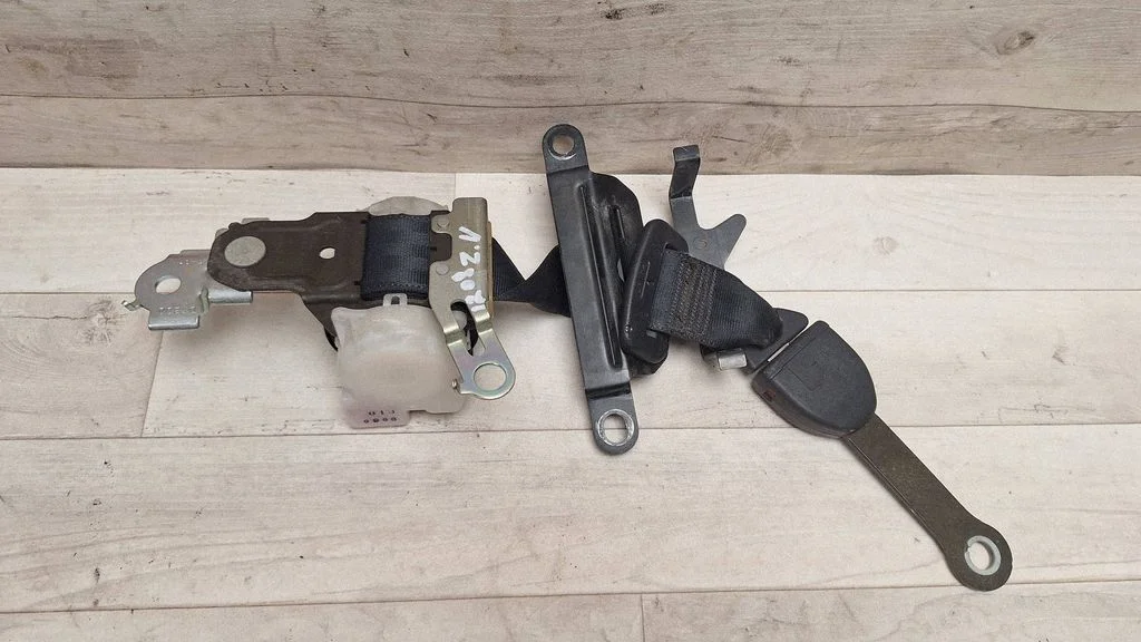 Middle seatbelt (rear)