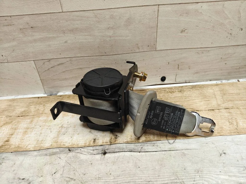 Middle seatbelt (rear) 045295