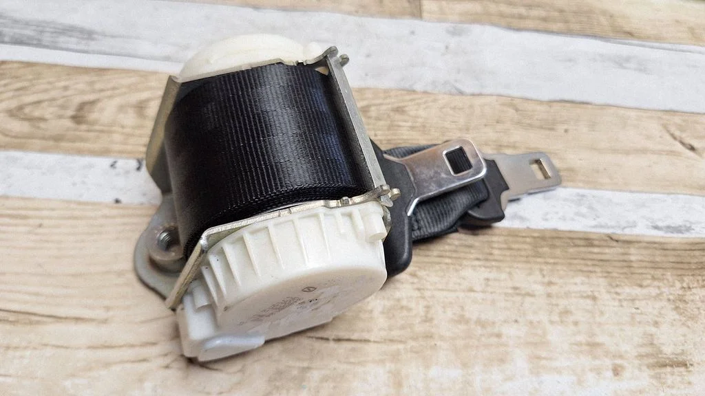 Middle seatbelt (rear) AM51R611B68BE