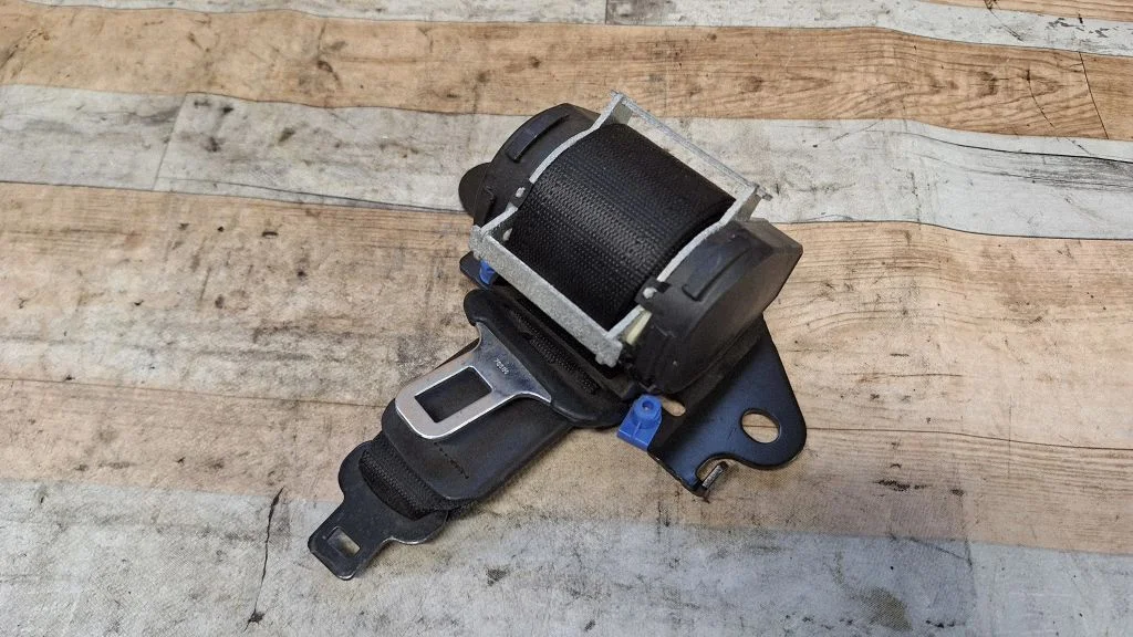 Middle seatbelt (rear) 04167074