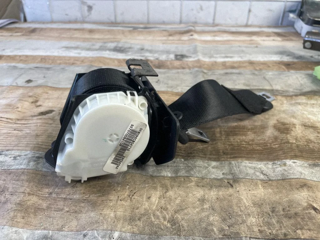 Middle seatbelt (rear) – BMW 5 Series E60 E61 (2004-2010)