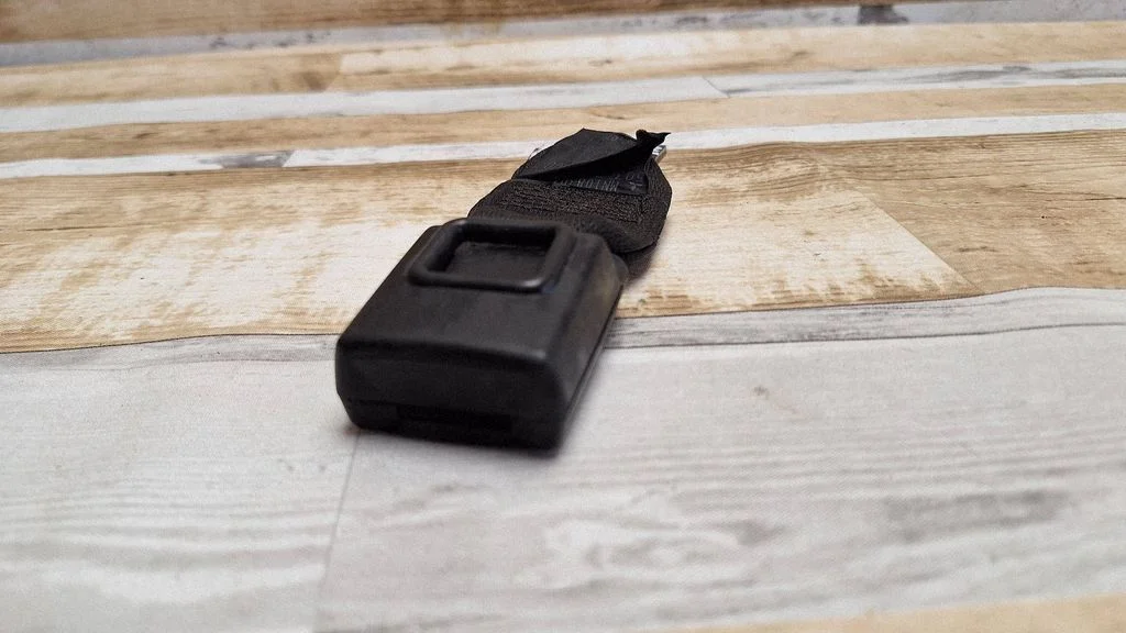 Middle seatbelt (rear) MN108304