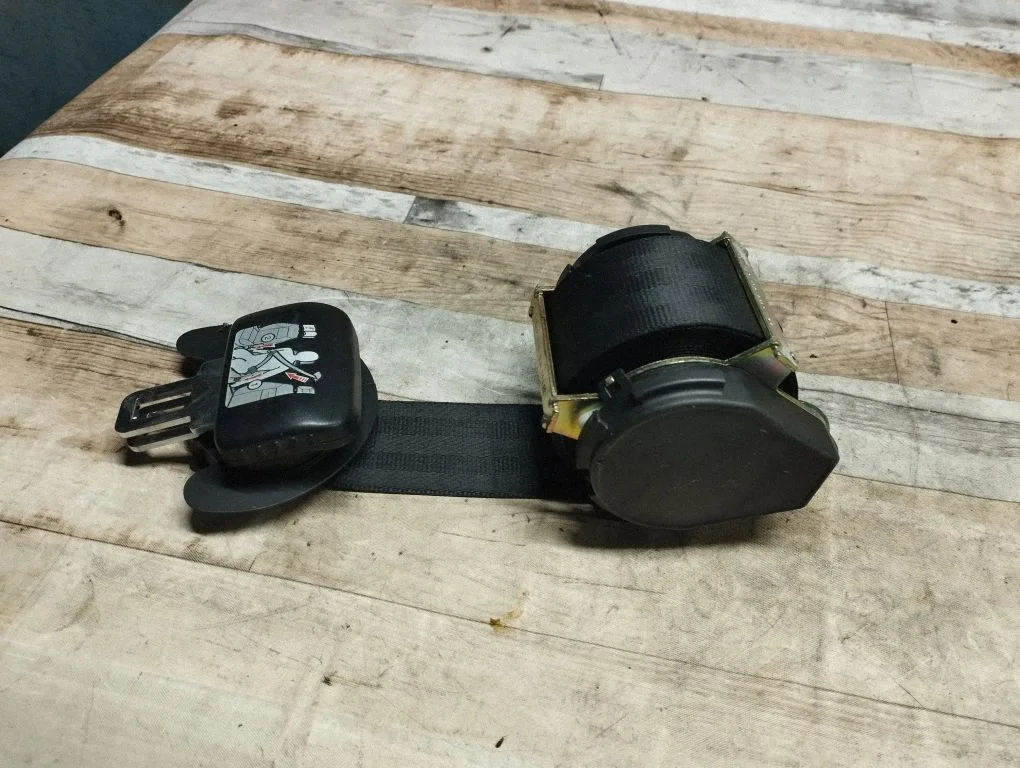Middle seatbelt (rear) – Volkswagen Touran I (2003-2010)