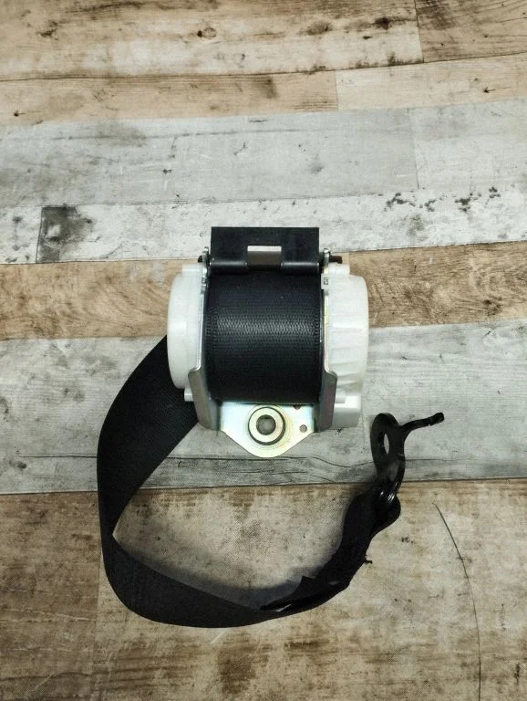 Middle seatbelt (rear) – BMW 7 Series F01 F02 F03 F04 (2008-2016)