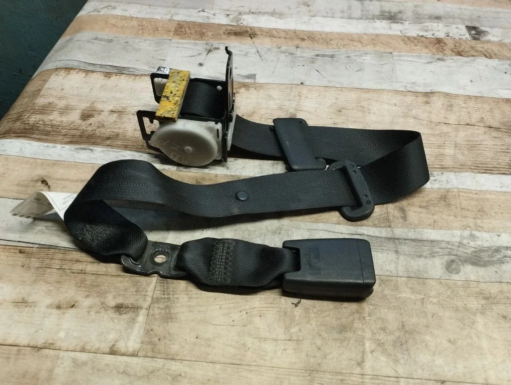 Middle seatbelt (rear) – Lexus IS 220D-250-350 (2006-2013)