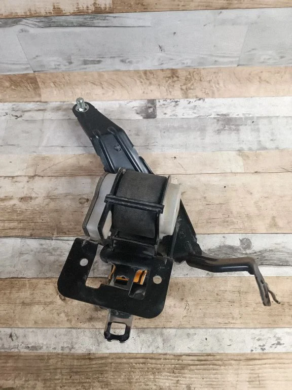 Middle seatbelt (rear)