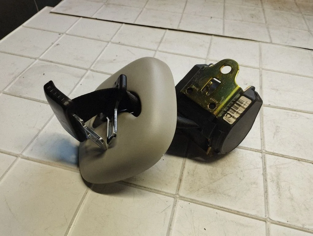 Middle seatbelt (rear) – Volkswagen Touran I (2003-2010)