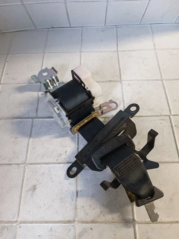 Middle seatbelt (rear) 7D6680