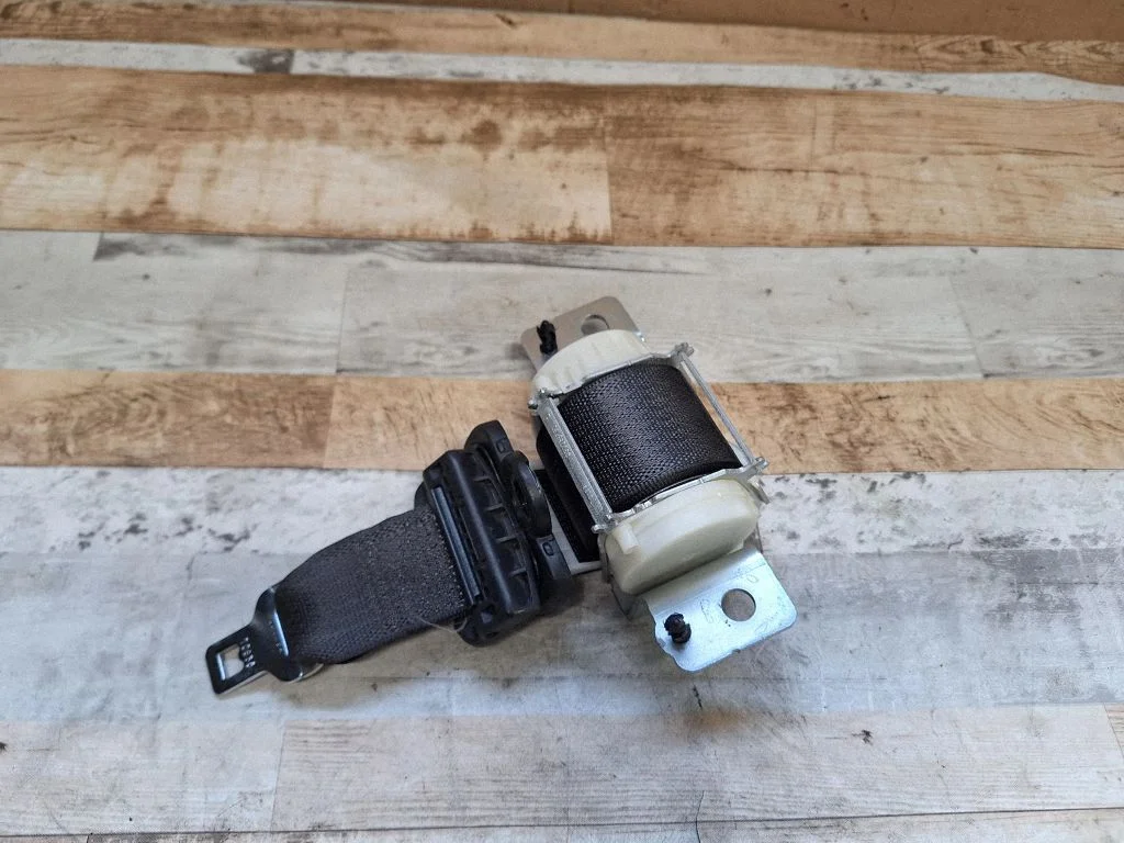 Middle seatbelt (rear) 040777