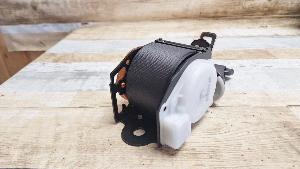 Middle seatbelt (rear) C7607