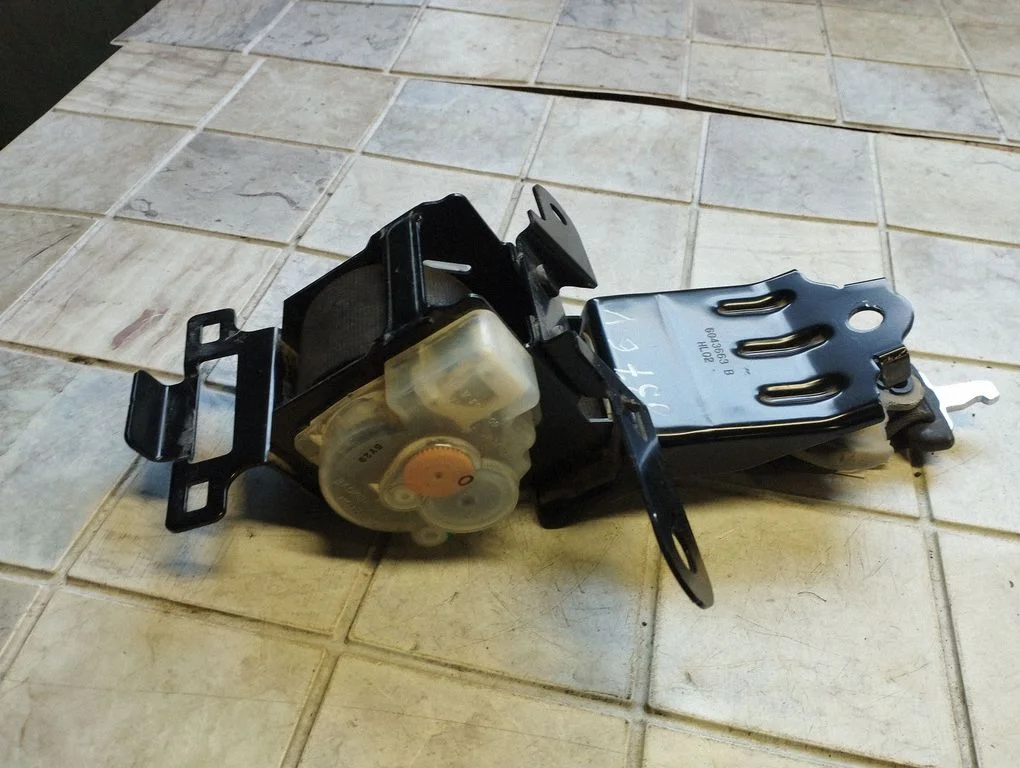 Middle seatbelt (rear)