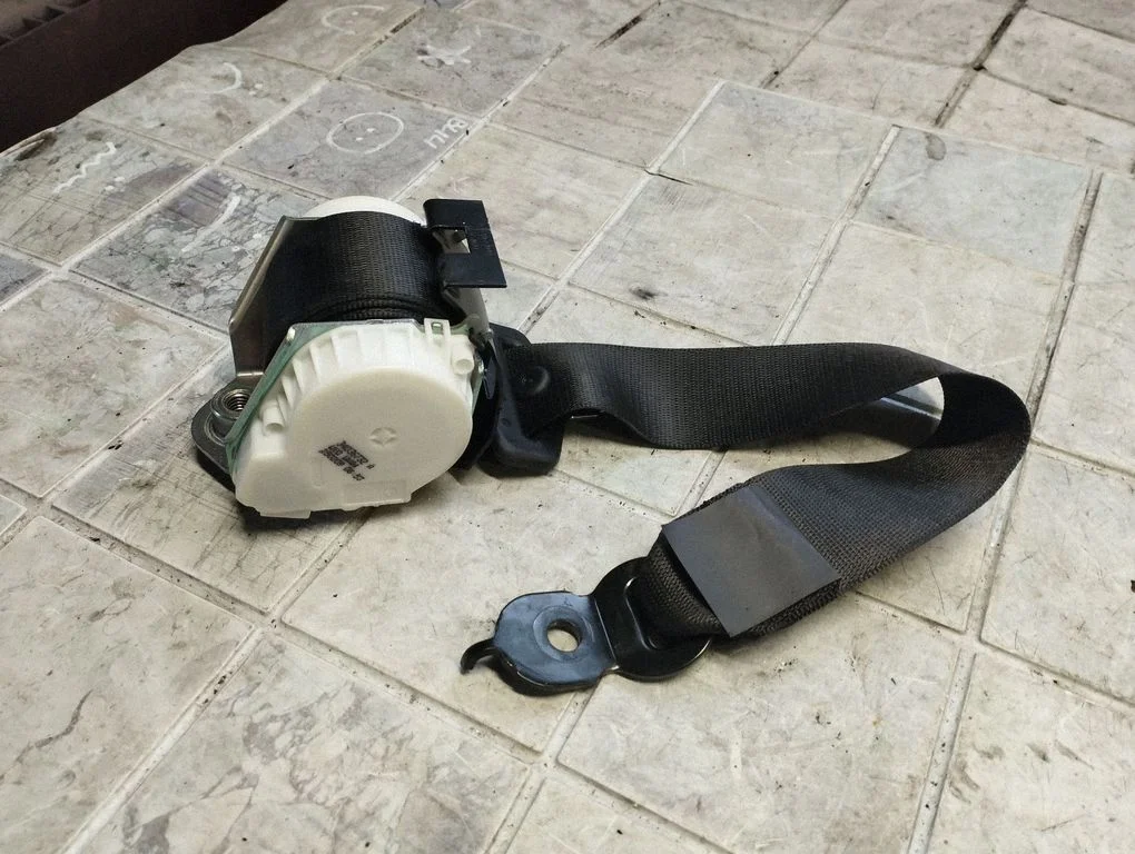 Middle seatbelt (rear) – BMW 7 Series F01 F02 F03 F04 (2008-2016)