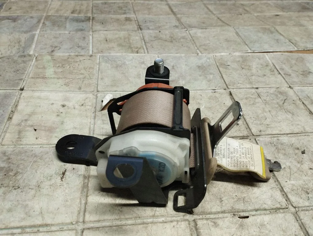 Middle seatbelt (rear)
