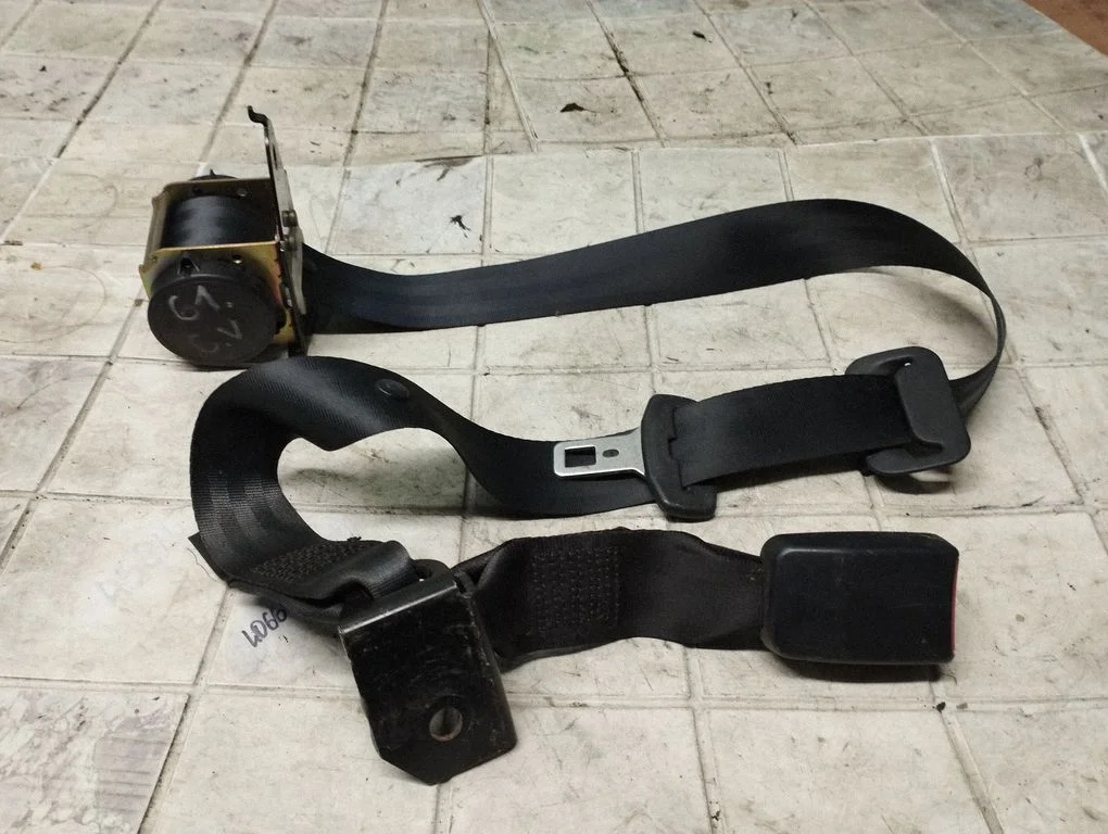Middle seatbelt (rear) – Nissan Primera (2002-2007)