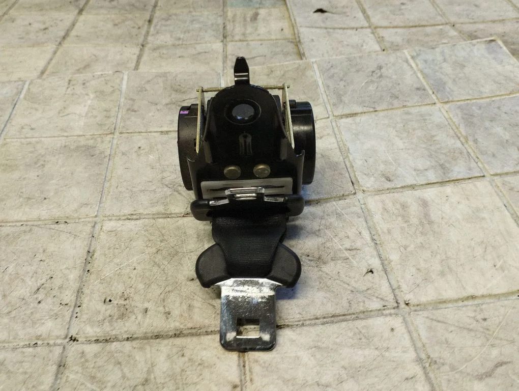 Middle seatbelt (rear) – Mazda 3 I (2003-2006)