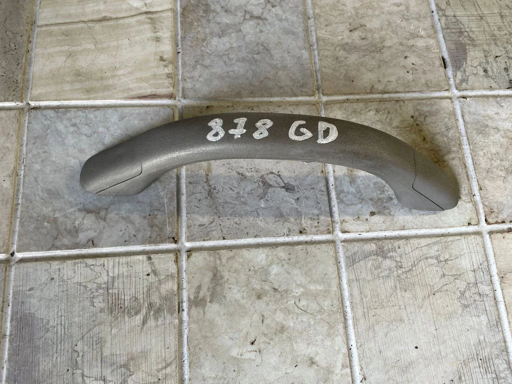Rear interior roof grab handle 73940