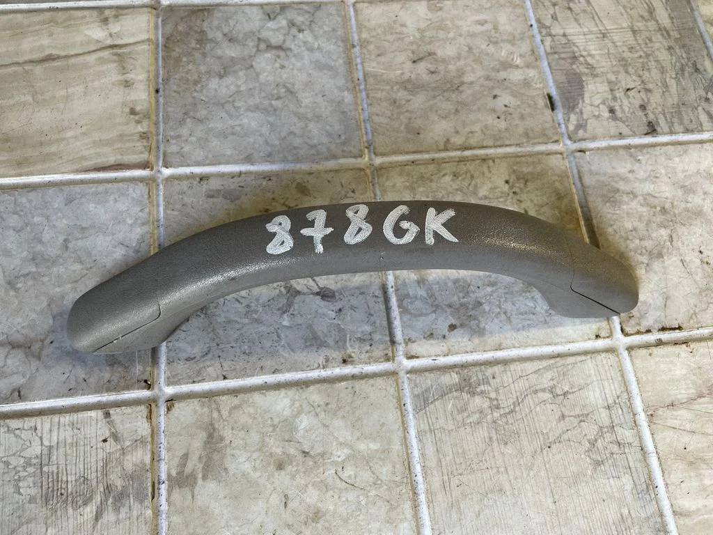 Rear interior roof grab handle 73940