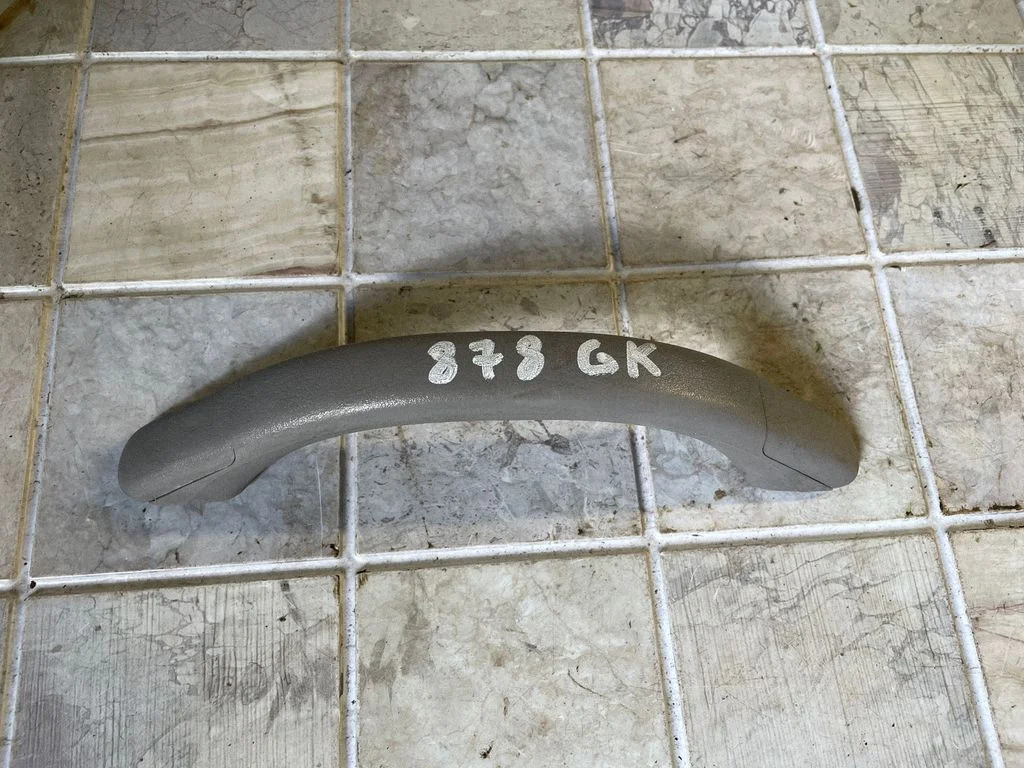 Rear interior roof grab handle 73940