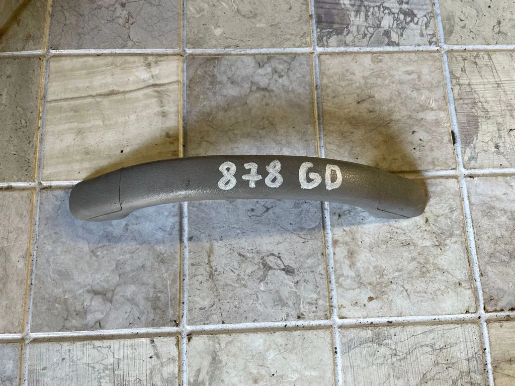 Rear interior roof grab handle 73940