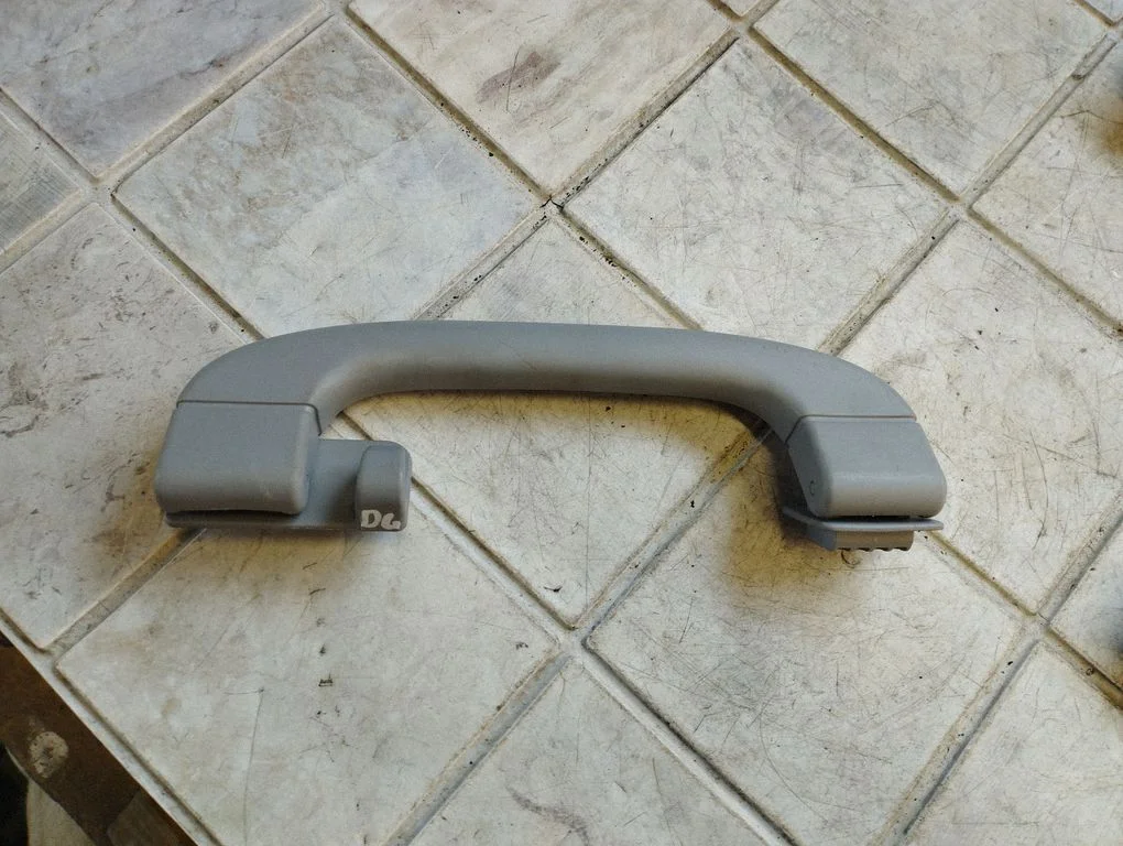 Rear interior roof grab handle 9143530