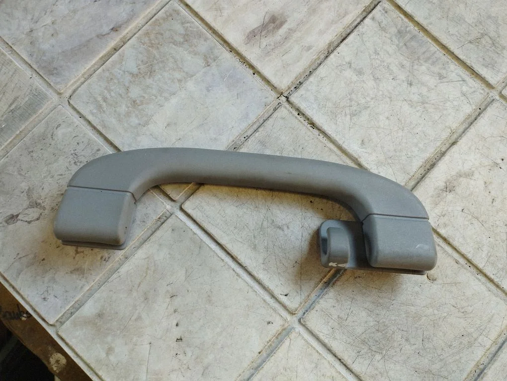 Rear interior roof grab handle 9143529
