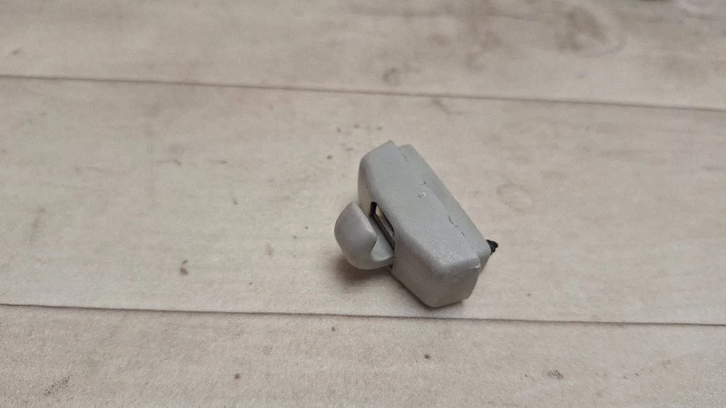 Sun visor clip/hook/bracket – Volkswagen Polo IV 9N3 (2005-2009)