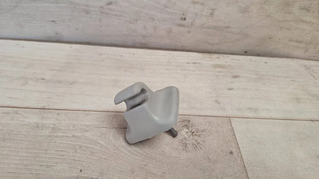 Päikesesirmi kinnitusklamber 1K0857561B